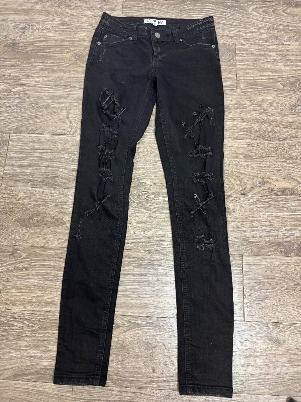 EUC Size 3 JET x Hot Topic Safety Pin Black Jeans Distressed